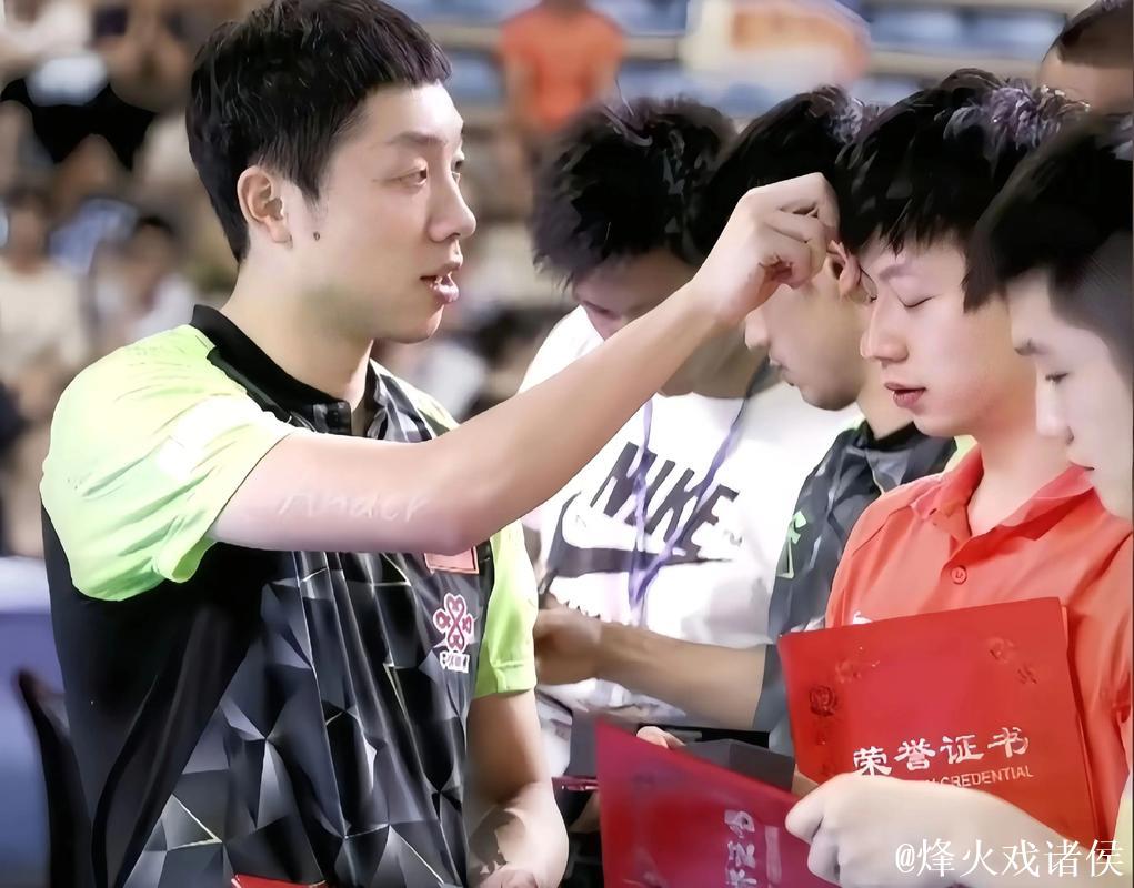 毛不易问许昕国乒队是否容易和队友产生矛盾，许昕坦言和马龙在双打中因为打法不同偶有分歧，但彼此依然是最默契的搭档